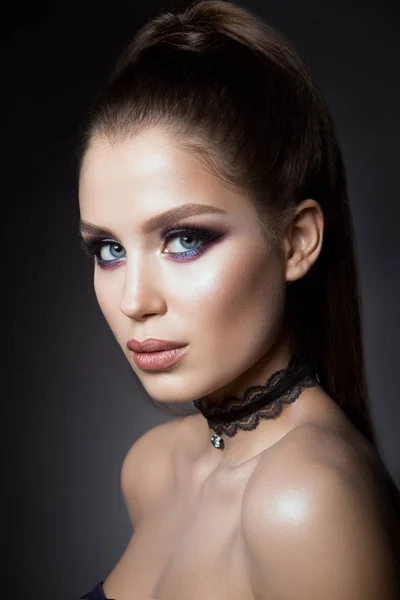 Beautyful meisje met lichte make-up — Stockfoto