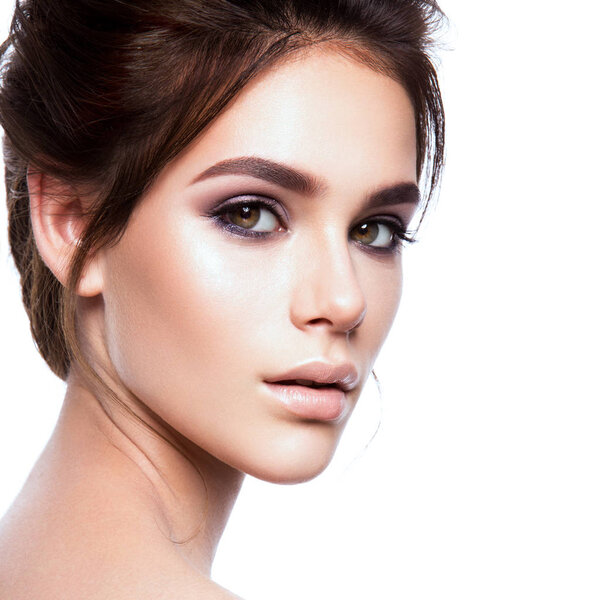 портрет красивой женщины с ярким макияжем
