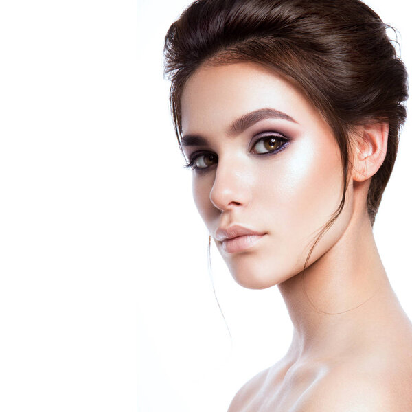 портрет красивой женщины с ярким макияжем
