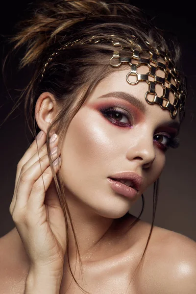 Schöne Mädchen mit hellem Make-up — Stockfoto