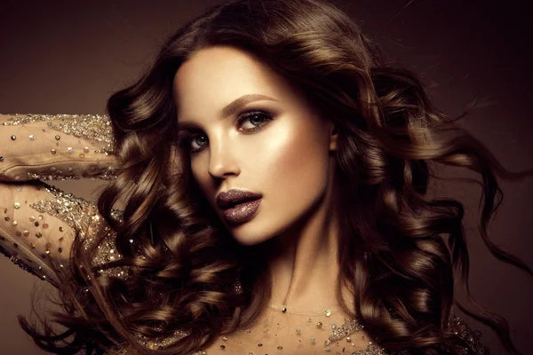 Maquille. Portrait glamour de belle femme modèle avec maquillage frais et coiffure romantique . — Photo