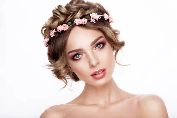 Mode Beauté Modèle Fille avec des fleurs cheveux. Mariée. Maquillage créatif parfait et style de cheveux. Coiffure . — Photo