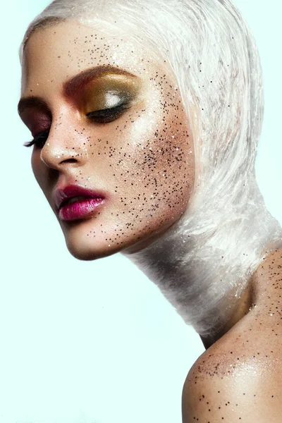 Närbild på kvinna ansikte med glitter på ansikte — Stockfoto