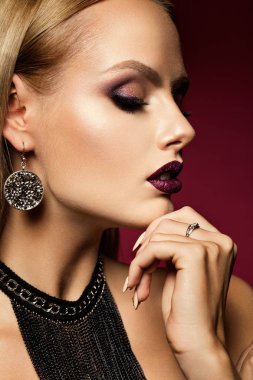 Dudaklarında pembe glitter ile Beautyful Kız