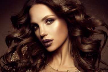Makyaj. Güzel kadın yeni makyaj ve romantik saç modeliyle Glamour portresi.