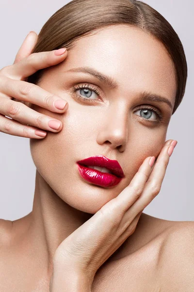 Beau modèle jeune avec lèvres rouges — Photo