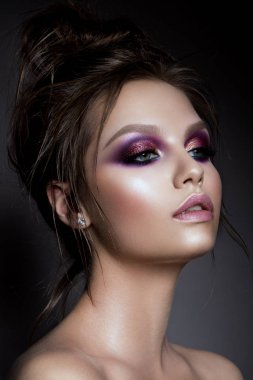 Profesyonel makyajlı güzel bir kadın.