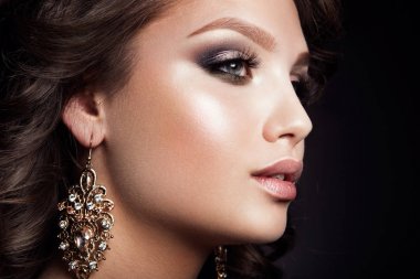 Profesyonel makyajlı güzel bir kadın.