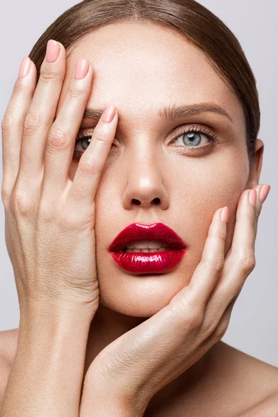 붉은 입술으로 아름 다운 젊은 모델 — 스톡 사진