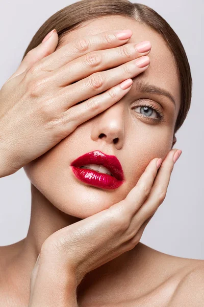 Bella giovane modello con labbra rosse — Foto Stock