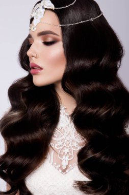 Kıvırcık saçlı güzellik modeli kız moda. Gelin.