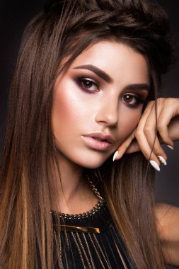 Profesyonel makyajlı güzel bir kadın.