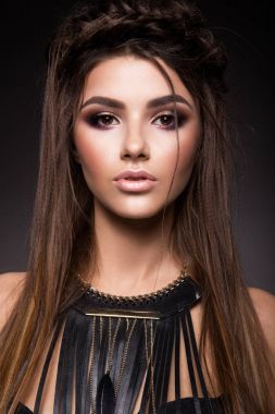 Profesyonel makyajlı güzel bir kadın.