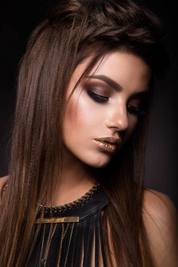 Profesyonel makyajlı güzel bir kadın.