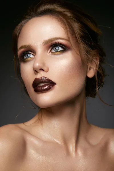 Piękna kobieta z profesjonalnym makijażem — Zdjęcie stockowe