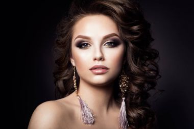 Profesyonel makyajlı güzel bir kadın.