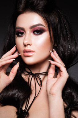 Profesyonel makyajlı güzel bir kadın.