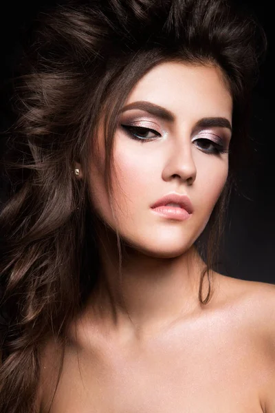 Profesyonel makyajlı güzel bir kadın.