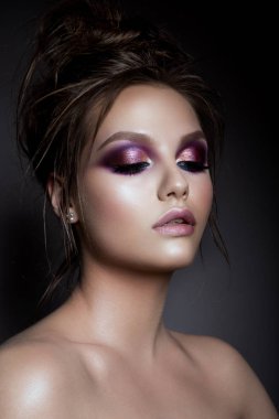 Profesyonel makyajlı güzel bir kadın.