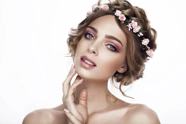 Mode Beauté Modèle Fille avec des fleurs cheveux. Mariée. Maquillage créatif parfait et style de cheveux. Coiffure . — Photo