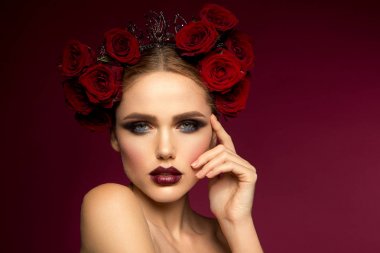 Güzel kız. İspanyol tarzı.