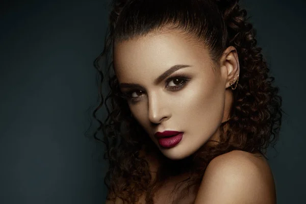 Hermosa cara de modelo de moda con ojos negros.Cabello rizado. Los labios rojos . —  Fotos de Stock