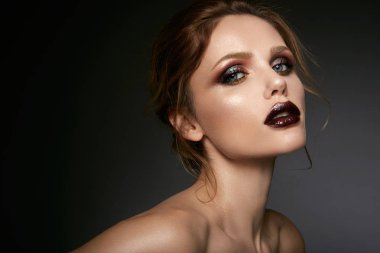 Profesyonel makyajlı güzel bir kadın.