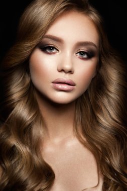 Profesyonel makyajlı güzel bir kadın.