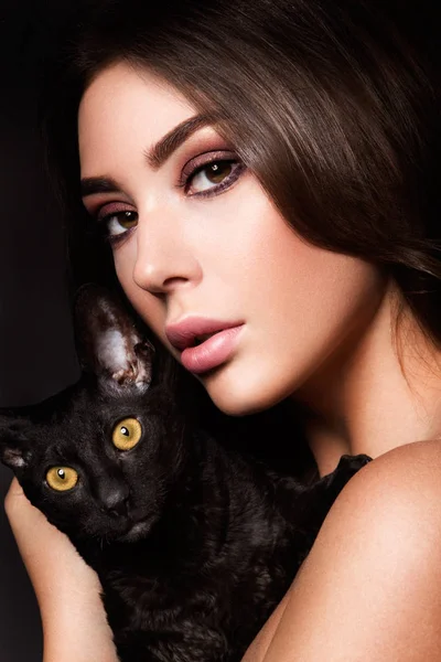 A macska a gyönyörű fiatal nő portréja — Stock Fotó