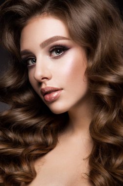 Kalıcı makyaj ile güzel genç esmer