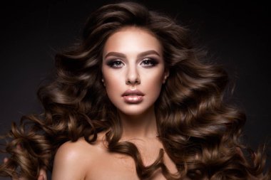 Kalıcı makyaj ile güzel genç esmer