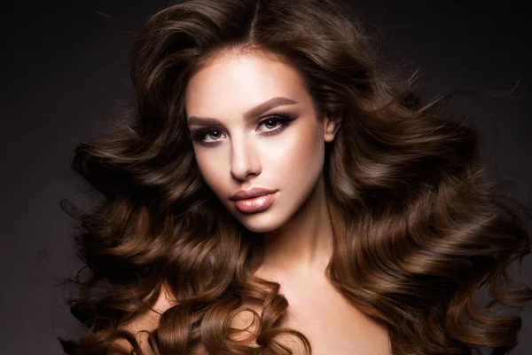 Vacker ung brunett med make-up — Stockfoto