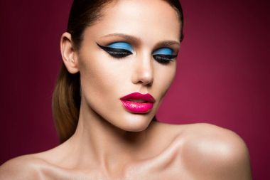 güzel genç kadın yüzü parlak ile çok renkli makyaj moda