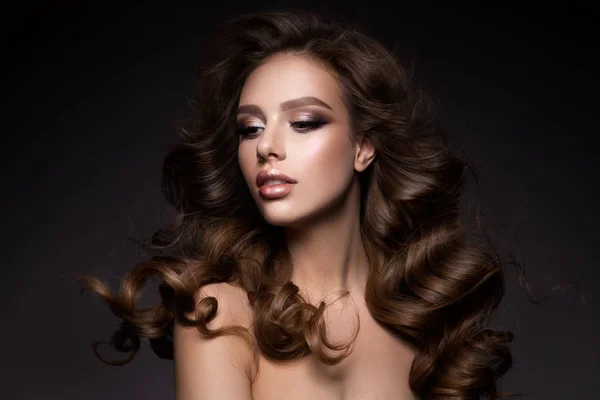 Mooie jonge brunette met make-up — Stockfoto