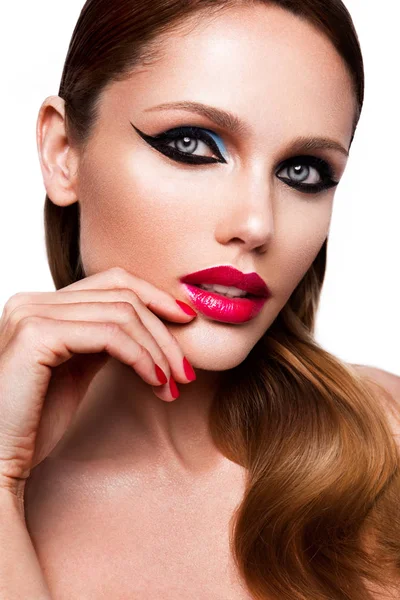 Bella giovane volto femminile con la moda brillante multicolore make-up — Foto Stock