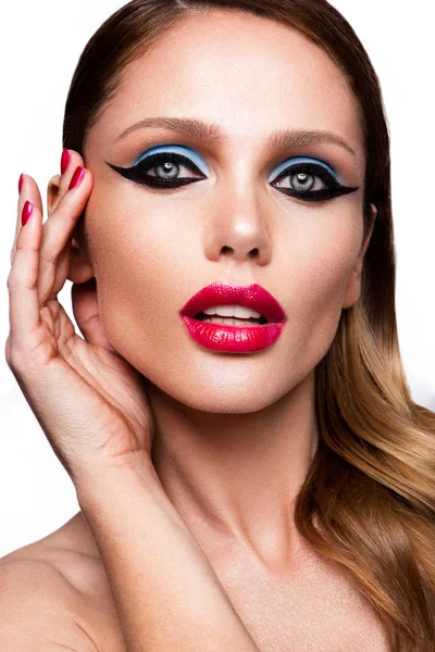 Bella giovane volto femminile con la moda brillante multicolore make-up — Foto Stock