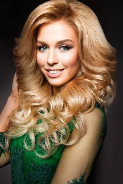 Porträtt av elegant sexig blond kvinna med långt lockigt hår och glamour makeup. — Stockfoto