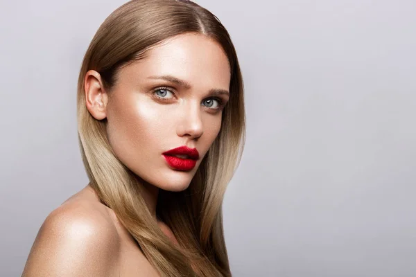 Bella giovane modello con labbra rosse — Foto Stock