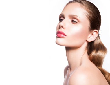 Doğal makyaj modeliyle Güzellik Portresi
