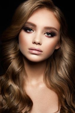 Profesyonel makyajlı güzel bir kadın.