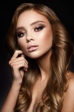 Profesyonel makyajlı güzel bir kadın.