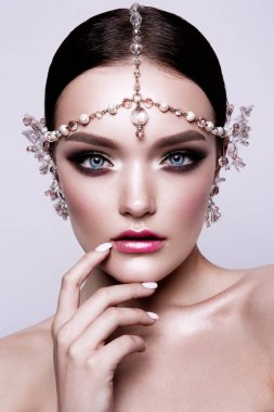 Güzel moda esmer gelin, tatlı ve seksi portresi. Yapmak kadar düğün ve saç. Mavi gözlü.