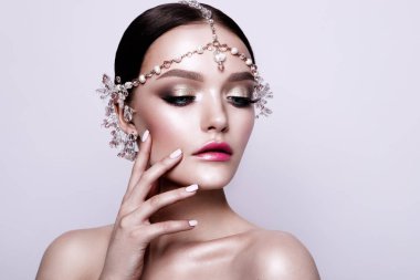 Güzel moda esmer gelin, tatlı ve seksi portresi. Yapmak kadar düğün ve saç. Mavi gözlü.