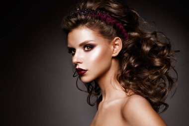 Profesyonel makyajlı güzel bir kadın.