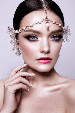 Güzel moda esmer gelin, tatlı ve seksi portresi. Yapmak kadar düğün ve saç. Mavi gözlü.
