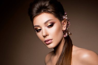 Profesyonel makyajlı güzel bir kadın.