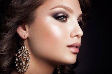 Profesyonel makyajlı güzel bir kadın.