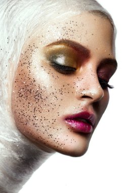 kadın yüzünü yüzündeki glitter ile yakın çekim