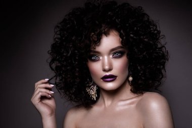 Glamour Bayan, gri arka plan üzerinde güzel kız. Portre. Mükemmel dalgalı saç, makyaj. Kapalı gözler.