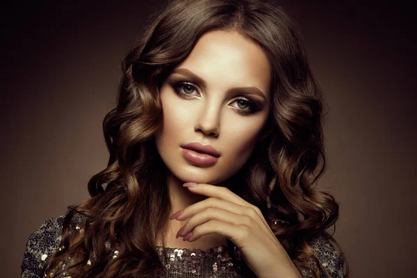 Göra upp. Glamour porträtt av vacker kvinna modell med fräsch makeup och romantisk frisyr. — Stockfoto